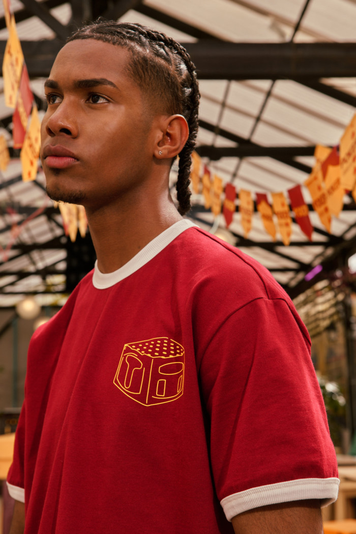 Camiseta roja de Cerveza Poker con contrastes oversize