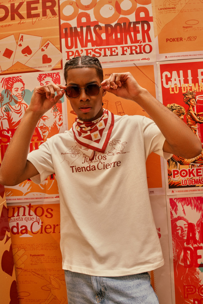Camiseta cuello redondo crema con diseño de Cerveza Poker