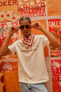 Camiseta cuello redondo crema con diseño de Cerveza Poker