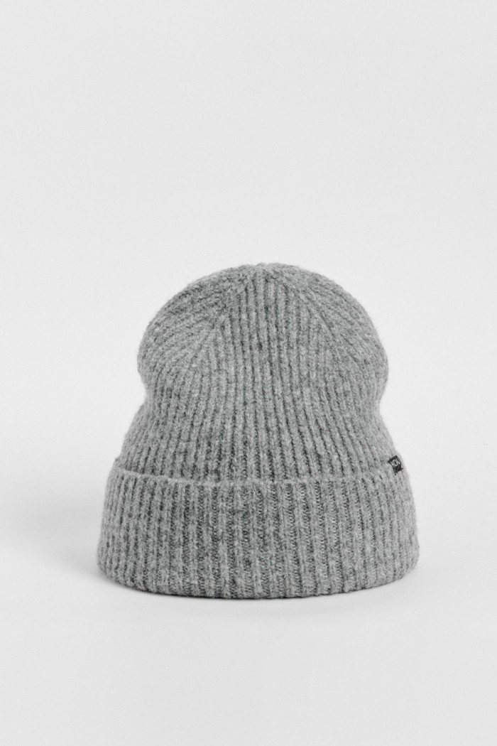 Gorro tejido unicolor con texturas y marquilla
