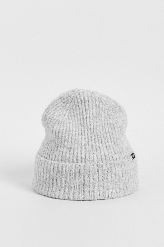 Gorro tejido unicolor con texturas y marquilla