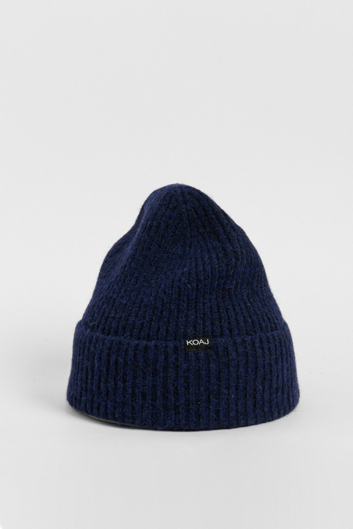 Gorro tejido unicolor con texturas y marquilla