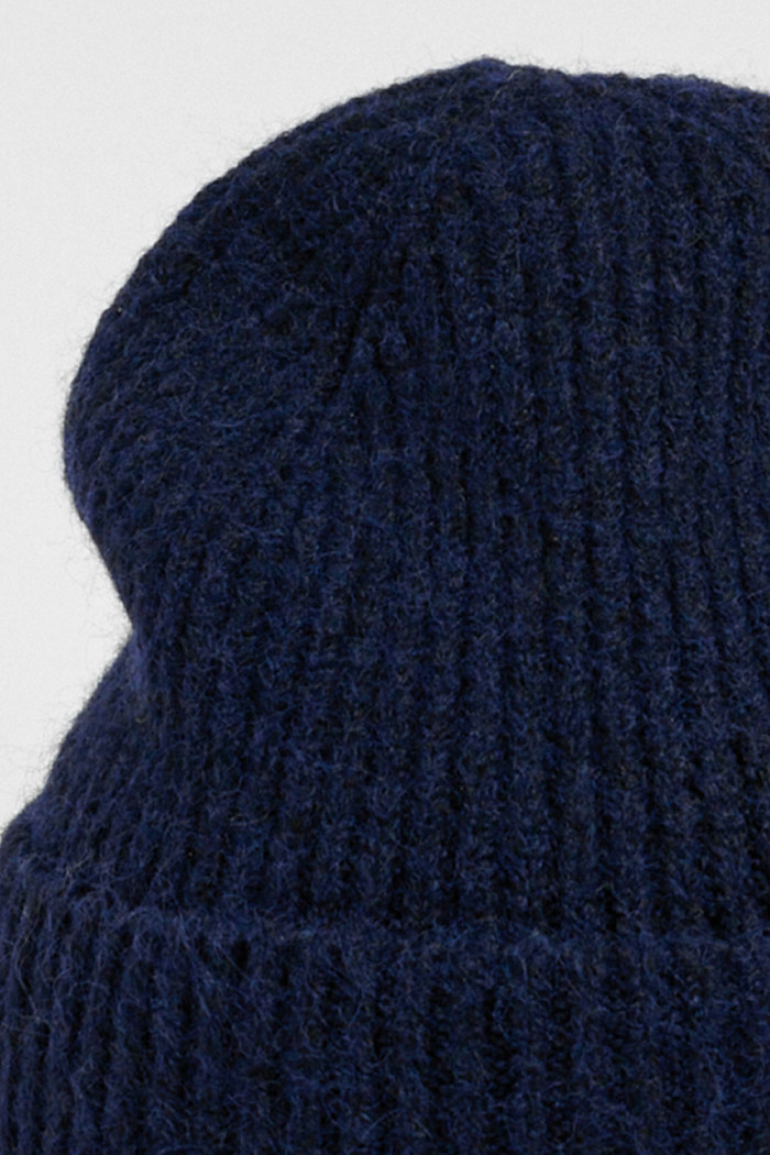 Gorro tejido unicolor con texturas y marquilla