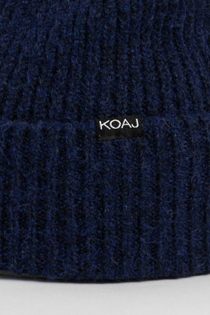 Gorro tejido unicolor con texturas y marquilla