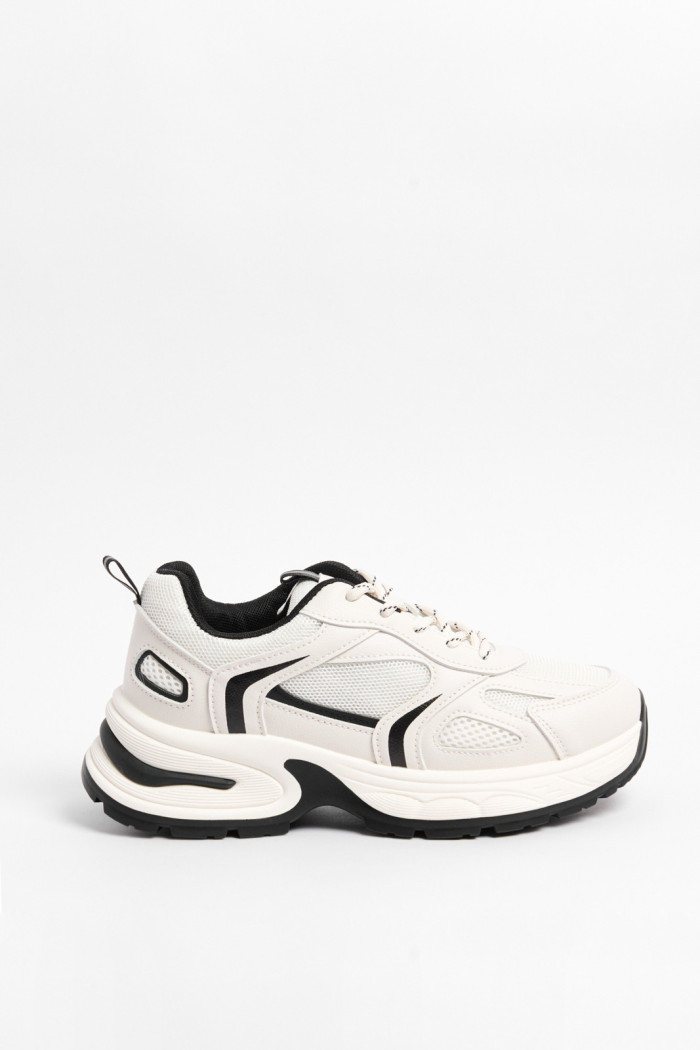 Tenis kakis claros de plataforma con contrastes negros