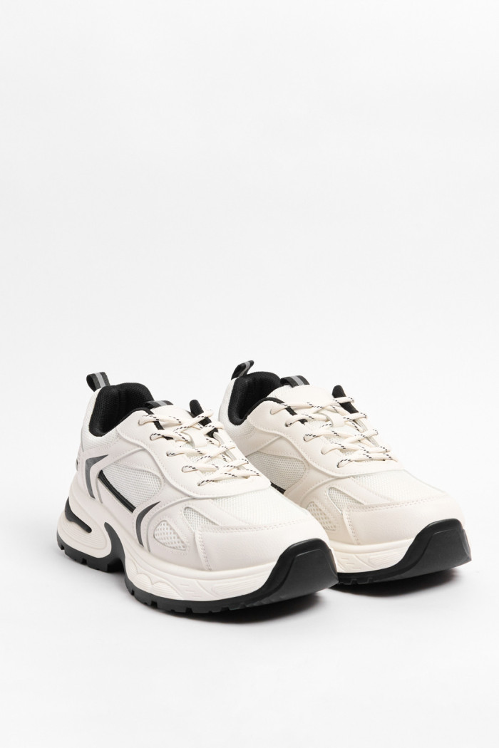 Tenis kakis claros de plataforma con contrastes negros