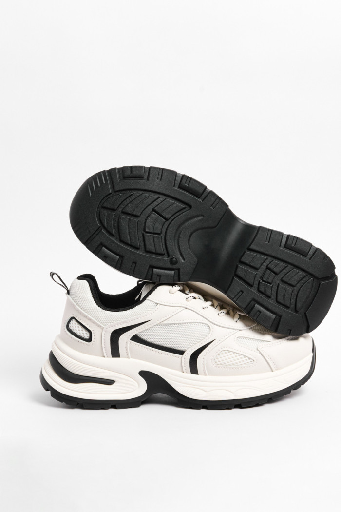 Tenis kakis claros de plataforma con contrastes negros