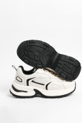 Tenis kakis claros de plataforma con contrastes negros