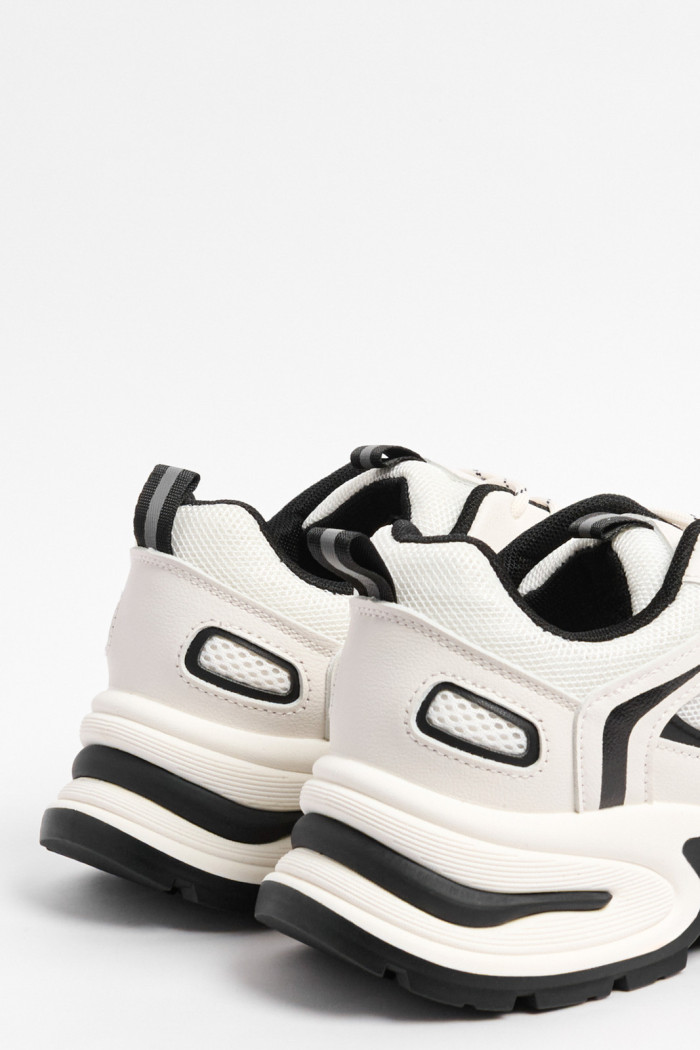 Tenis kakis claros de plataforma con contrastes negros