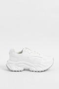 Tenis de plataforma blancos con suelas en contraste
