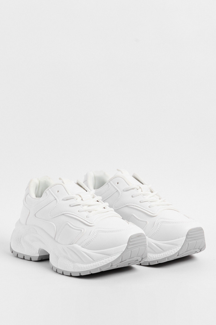 Tenis de plataforma blancos con suelas en contraste