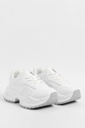 Tenis de plataforma blancos con suelas en contraste