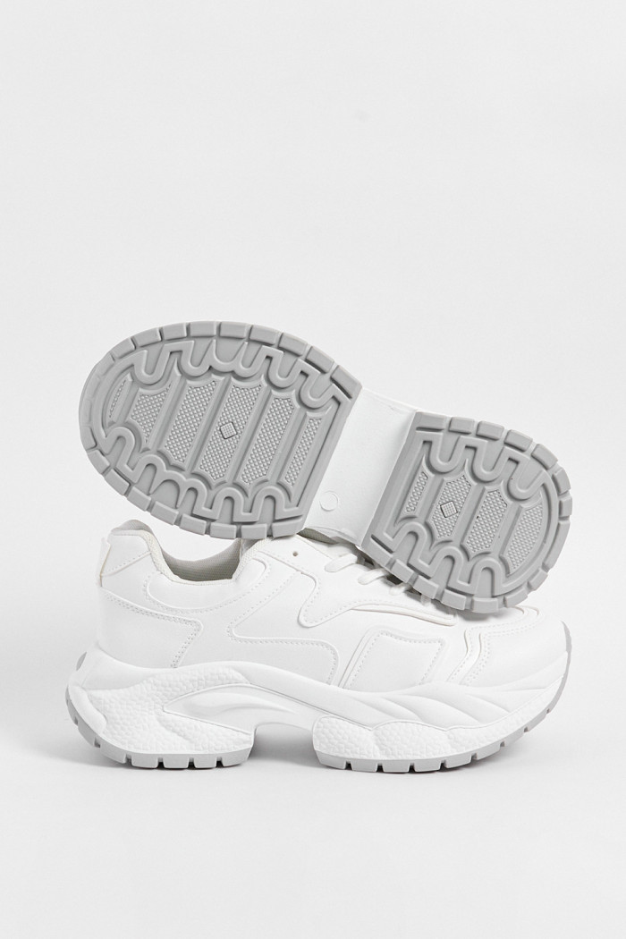 Tenis de plataforma blancos con suelas en contraste