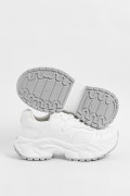 Tenis de plataforma blancos con suelas en contraste