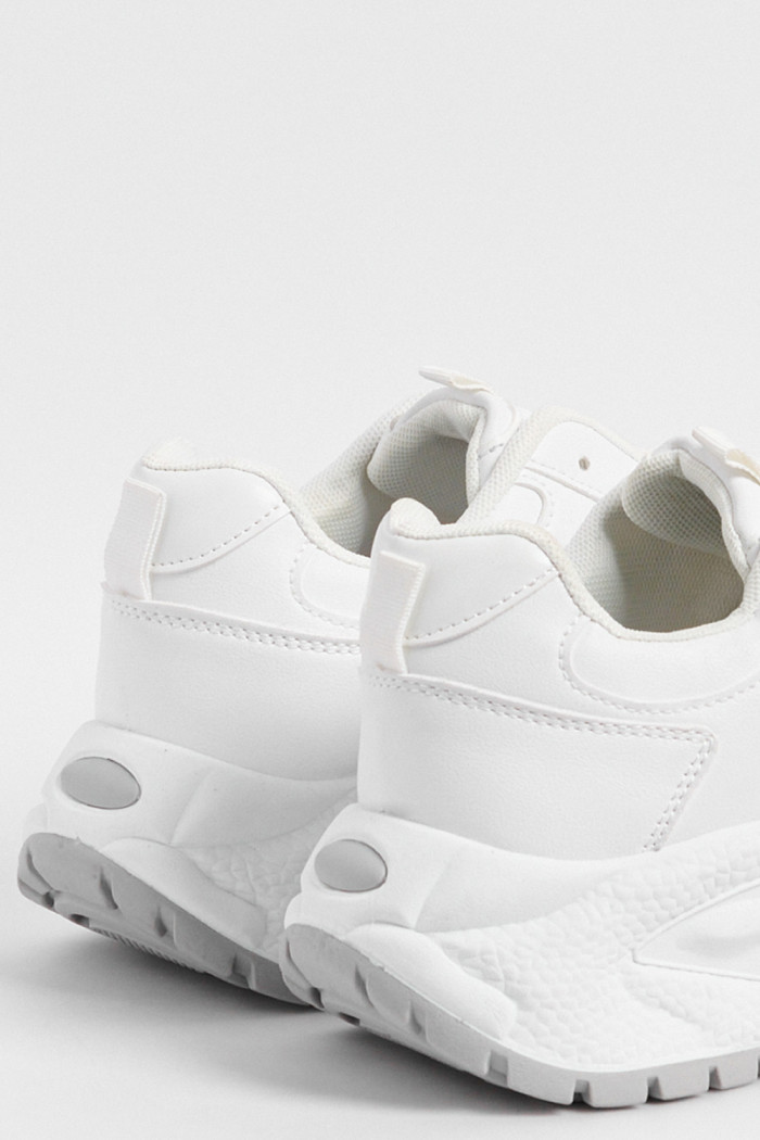 Tenis de plataforma blancos con suelas en contraste
