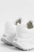 Tenis de plataforma blancos con suelas en contraste