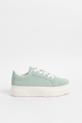 Tenis casuales verdes con suelas planas blancas
