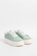 Tenis casuales verdes con suelas planas blancas