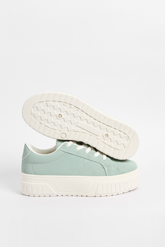 Tenis casuales verdes con suelas planas blancas