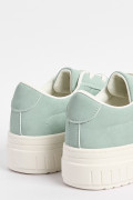 Tenis casuales verdes con suelas planas blancas