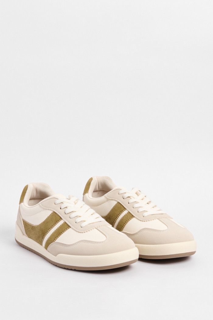 Tenis kakis claros casuales con cortes en contraste