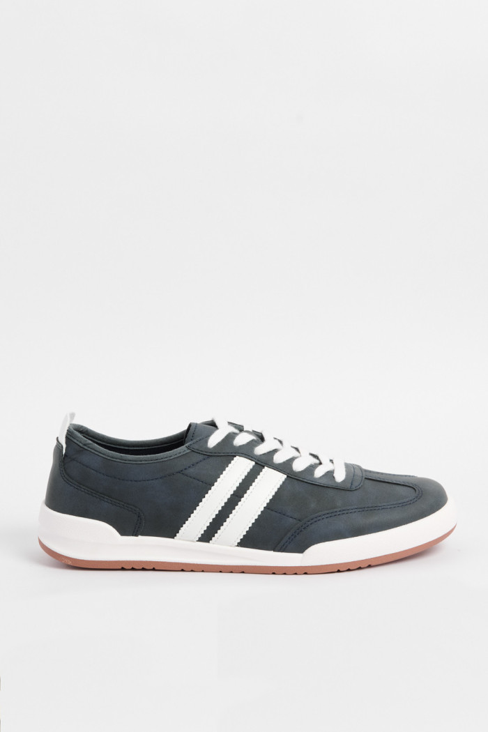 Tenis casuales unicolores con franjas blancas localizadas