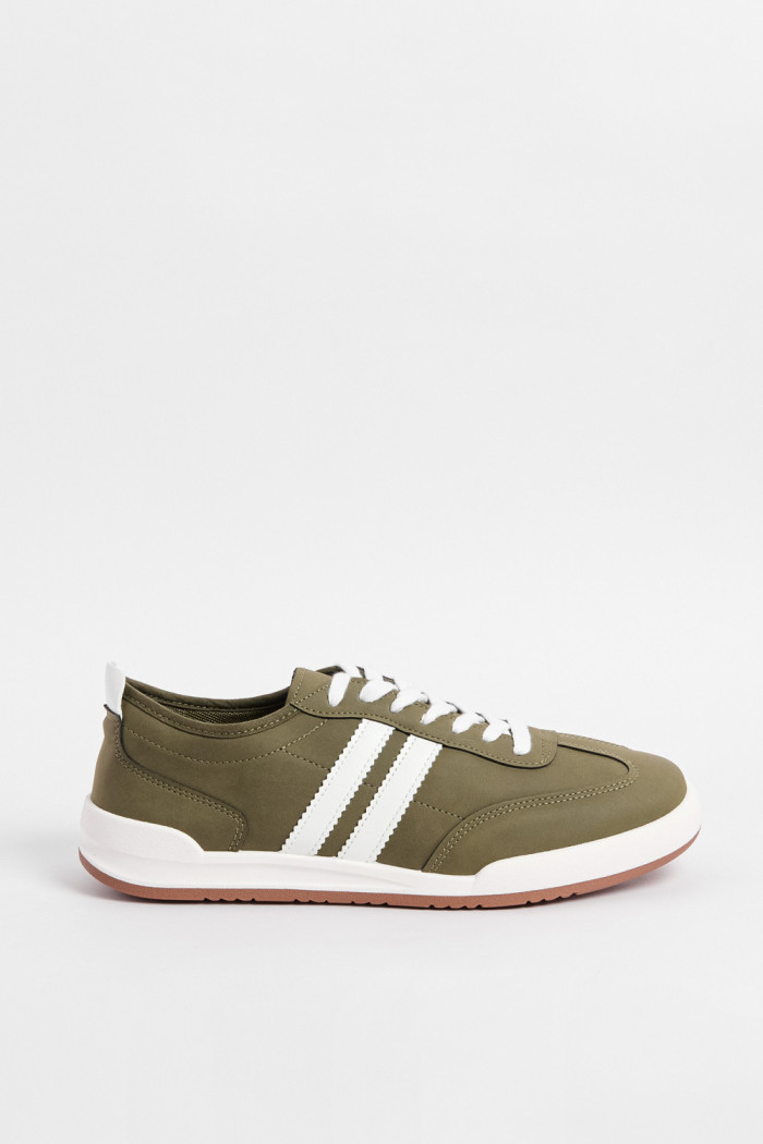 Tenis casuales unicolores con franjas blancas localizadas