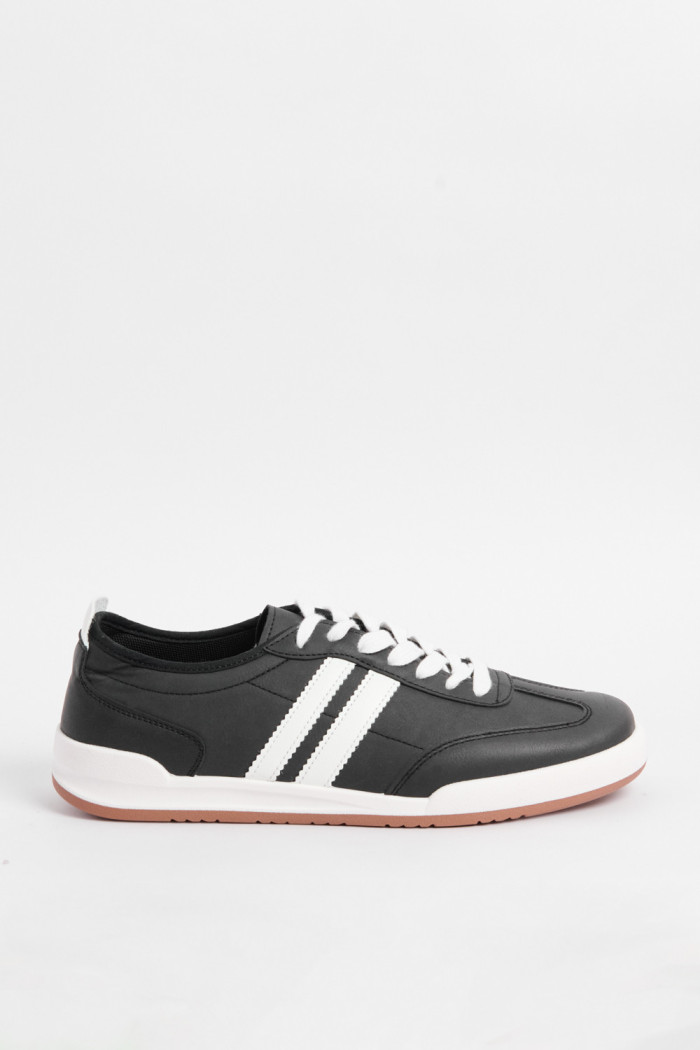Tenis casuales unicolores con franjas blancas localizadas