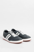 Tenis casuales unicolores con franjas blancas localizadas