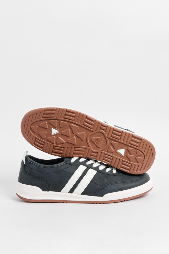 Tenis casuales unicolores con franjas blancas localizadas