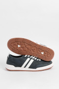 Tenis casuales unicolores con franjas blancas localizadas