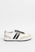 Tenis blancos casuales con contrastes negros laterales