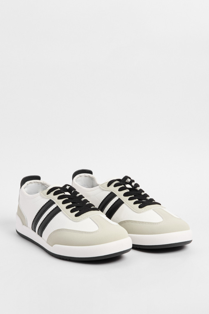 Tenis blancos casuales con contrastes negros laterales