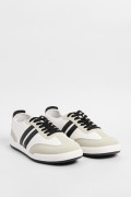 Tenis blancos casuales con contrastes negros laterales