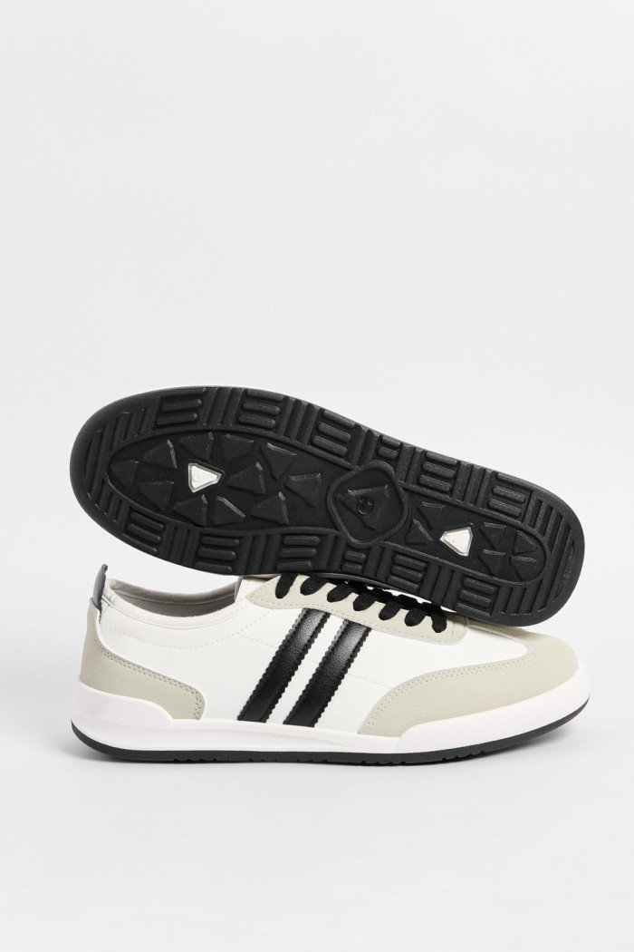 Tenis blancos casuales con contrastes negros laterales