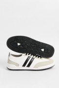Tenis blancos casuales con contrastes negros laterales