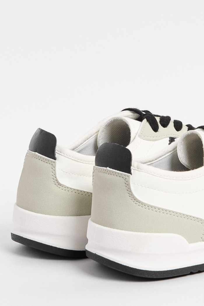 Tenis blancos casuales con contrastes negros laterales