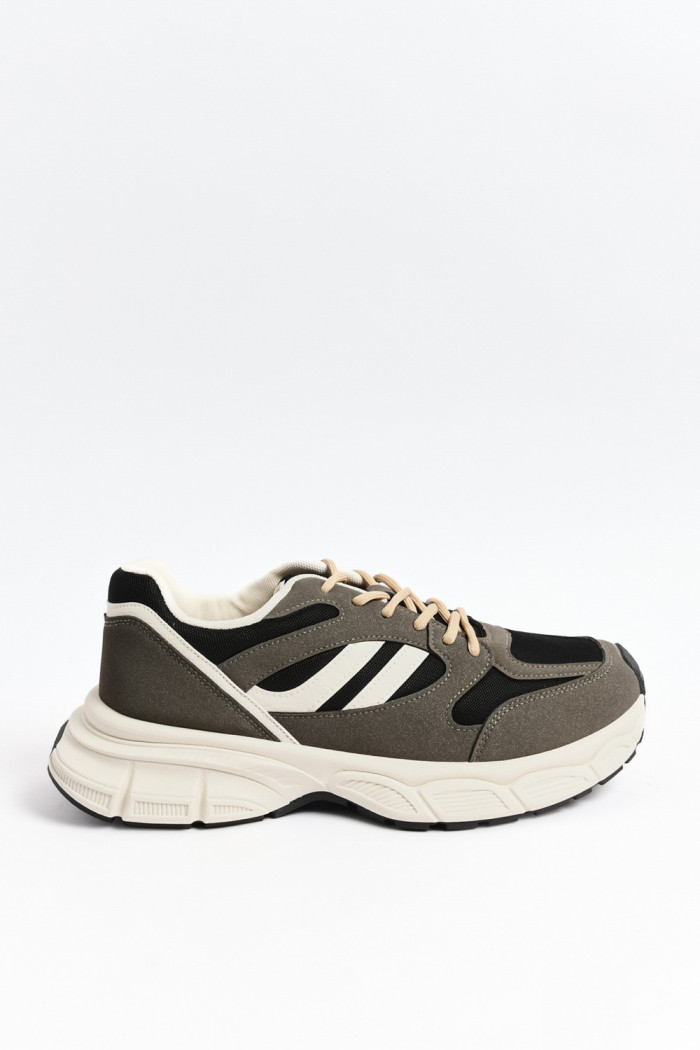 Tenis grises de plataforma con cortes y detalles en malla