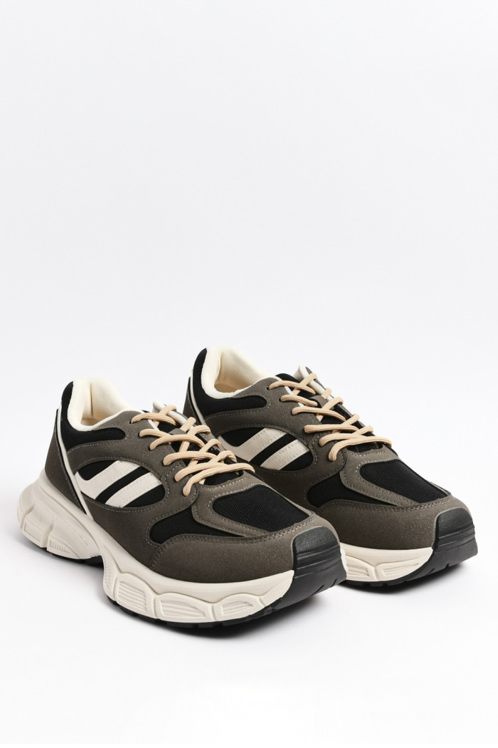 Tenis grises de plataforma con cortes y detalles en malla