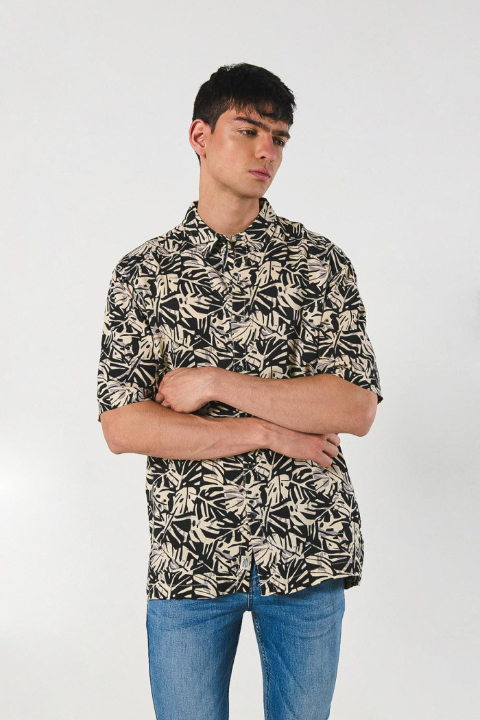 Camisa unicolor estampada con manga corta y cuello sport