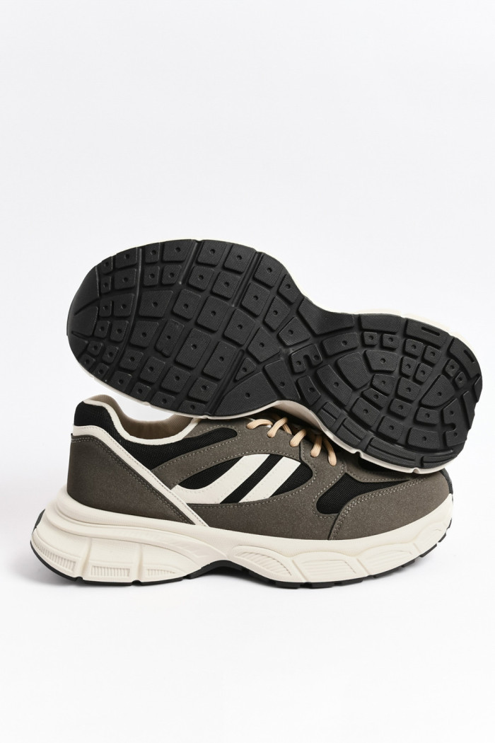Tenis grises de plataforma con cortes y detalles en malla