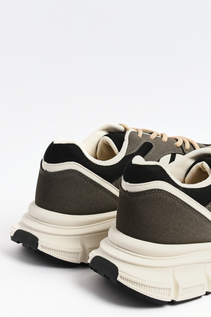 Tenis grises de plataforma con cortes y detalles en malla