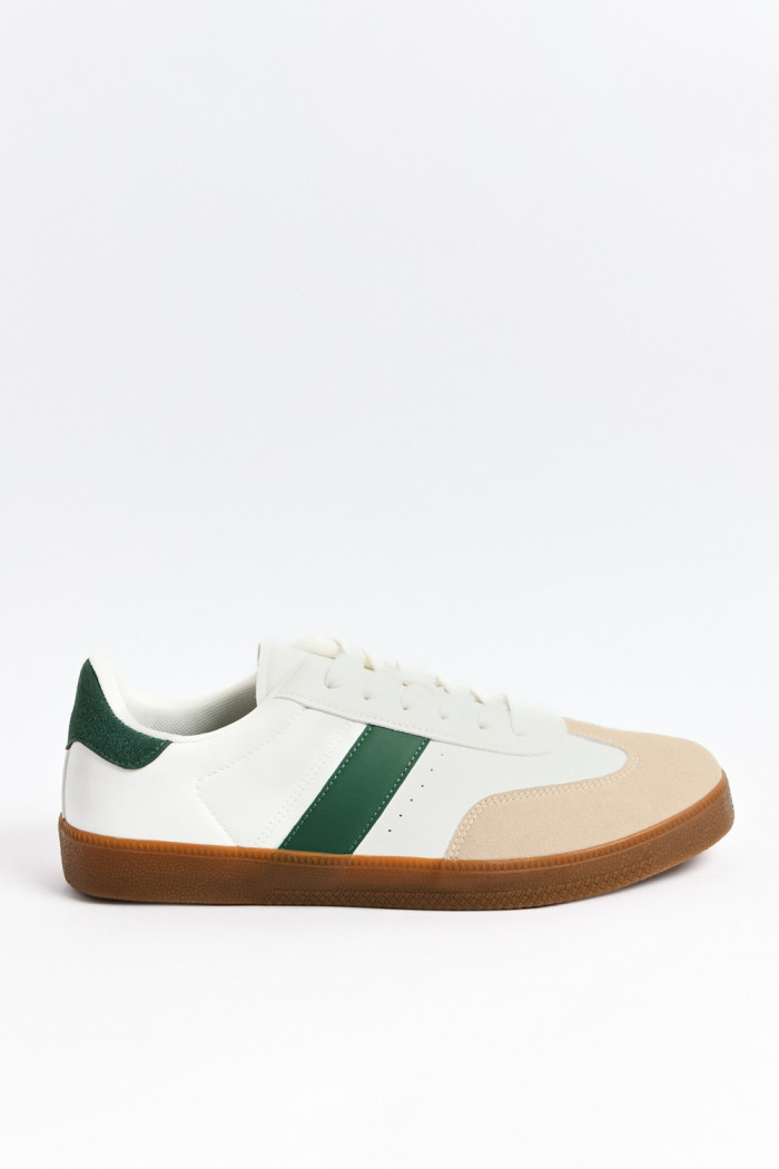 Tenis casuales con contrastes y suelas planas unicolores