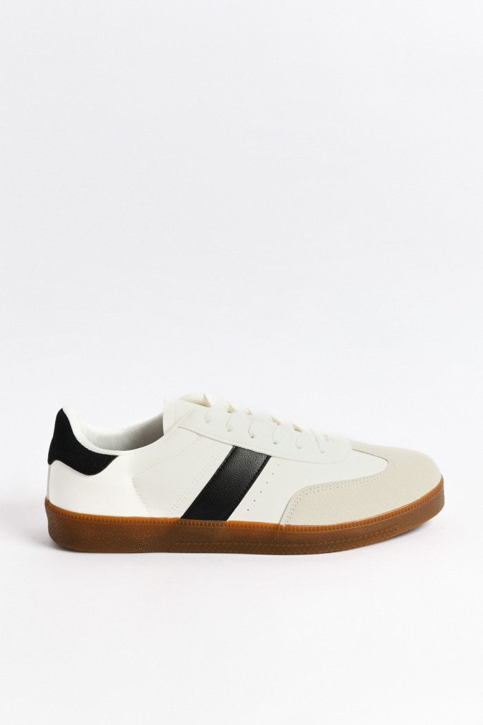 Tenis casuales con contrastes y suelas planas unicolores