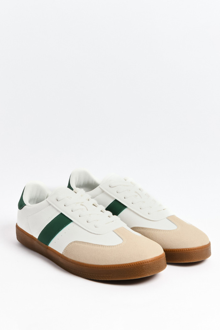 Tenis casuales con contrastes y suelas planas unicolores