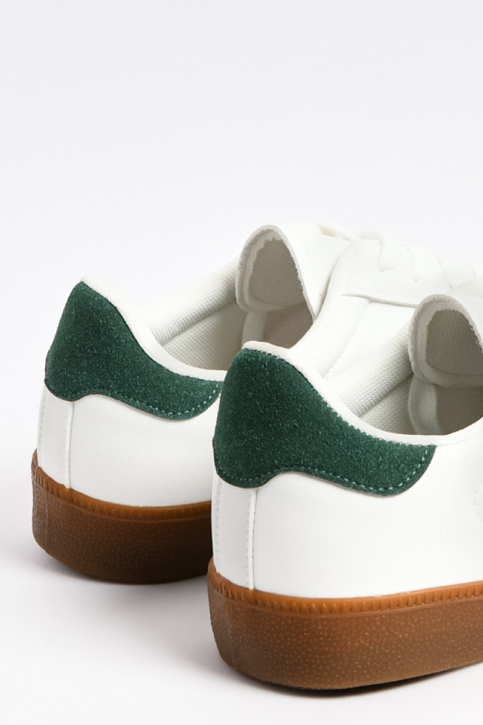 Tenis casuales con contrastes y suelas planas unicolores