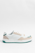 Tenis casuales blancos con cortes en contraste