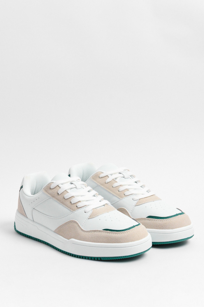 Tenis casuales blancos con cortes en contraste