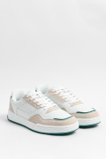 Tenis casuales blancos con cortes en contraste