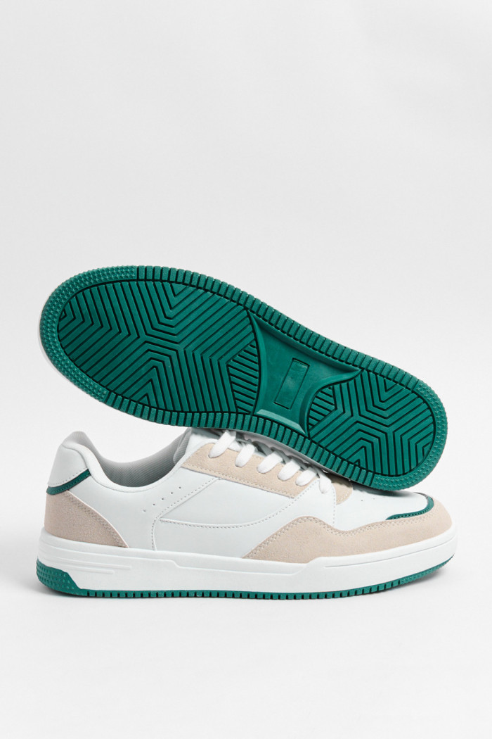 Tenis casuales blancos con cortes en contraste